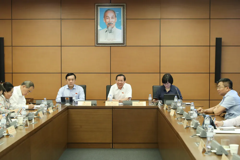 Tổ đại biểu Quốc hội TPHCM thảo luận góp ý dự thảo luật. Ảnh: QUANG PHÚC Tổ đại biểu Quốc hội TPHCM thảo luận góp ý dự thảo luật. Ảnh: QUANG PHÚC