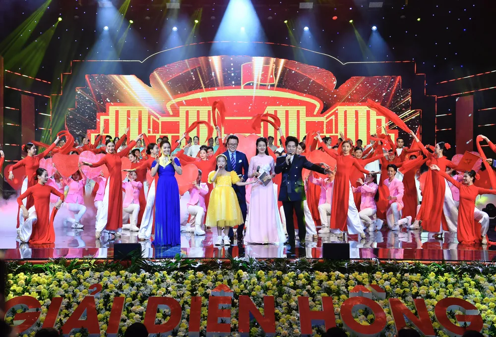 Các nghệ sĩ biểu diễn trong buổi lễ trao giải. Ảnh: QUANG PHÚC Các nghệ sĩ biểu diễn trong buổi lễ trao giải. Ảnh: QUANG PHÚC