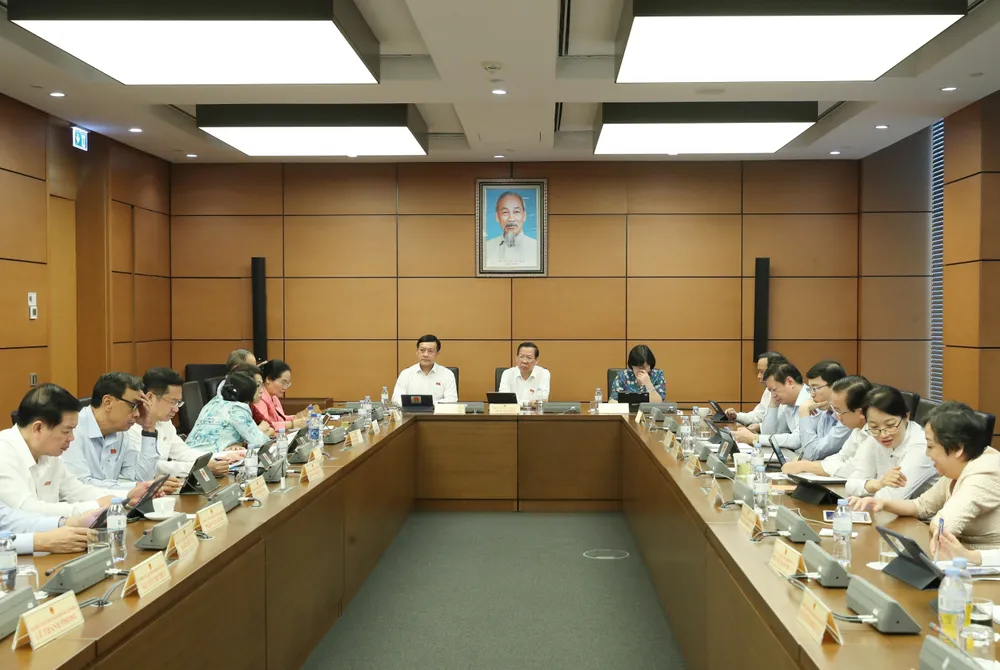 Tổ đại biểu Quốc hội TPHCM thảo luận tại tổ. Ảnh: QUANG PHÚC Tổ đại biểu Quốc hội TPHCM thảo luận tại tổ. Ảnh: QUANG PHÚC