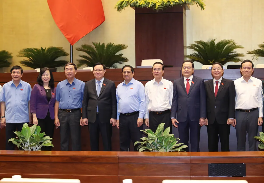 Chủ tịch nước Võ Văn Thưởng, Thủ tướng Phạm Minh Chính, Chủ tịch Quốc hội Vương Đình Huệ cùng các đại biểu dự phiên họp ngày 21-6 của Quốc hội. Ảnh: QUANG PHÚC Chủ tịch nước Võ Văn Thưởng, Thủ tướng Phạm Minh Chính, Chủ tịch Quốc hội Vương Đình Huệ cùng các đại biểu dự phiên họp ngày 21-6 của Quốc hội. Ảnh: QUANG PHÚC