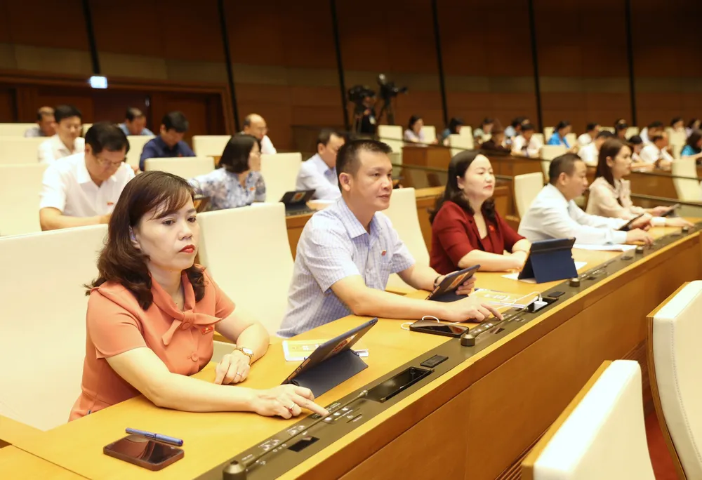 Đại biểu Quốc hội theo dõi Bộ trưởng Bộ TT-TT giải trình. Ảnh: QUANG PHÚC Đại biểu Quốc hội theo dõi Bộ trưởng Bộ TT-TT giải trình. Ảnh: QUANG PHÚC