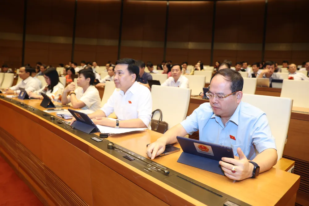 Đại biểu Quốc hội bấm nút thông qua Luật Giao dịch điện tử. Ảnh: QUANG PHÚC Đại biểu Quốc hội bấm nút thông qua Luật Giao dịch điện tử. Ảnh: QUANG PHÚC