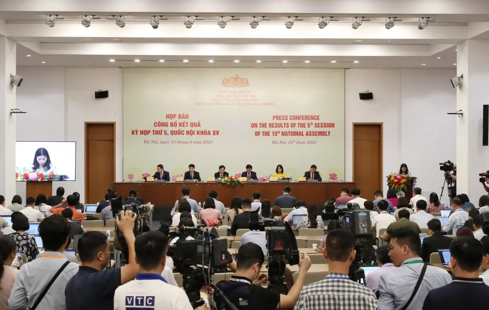 Giới truyền thông dự, tác nghiệp trong buổi họp báo. Ảnh: QUANG PHÚC