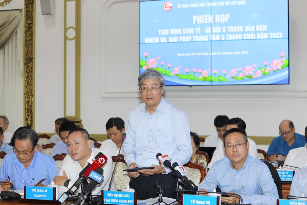 Phó Viện trưởng Viện Nghiên cứu phát triển TPHCM Phạm Bình An góp ý. Ảnh: DŨNG PHƯƠNG