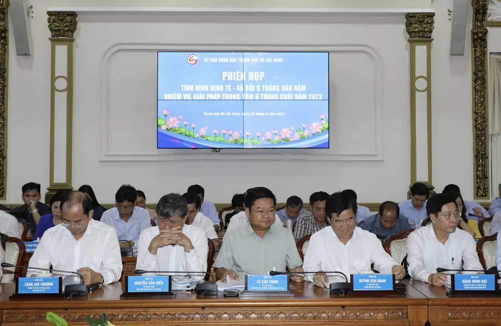 Lãnh đạo sở ban ngành dự phiên họp. Ảnh: DŨNG PHƯƠNG