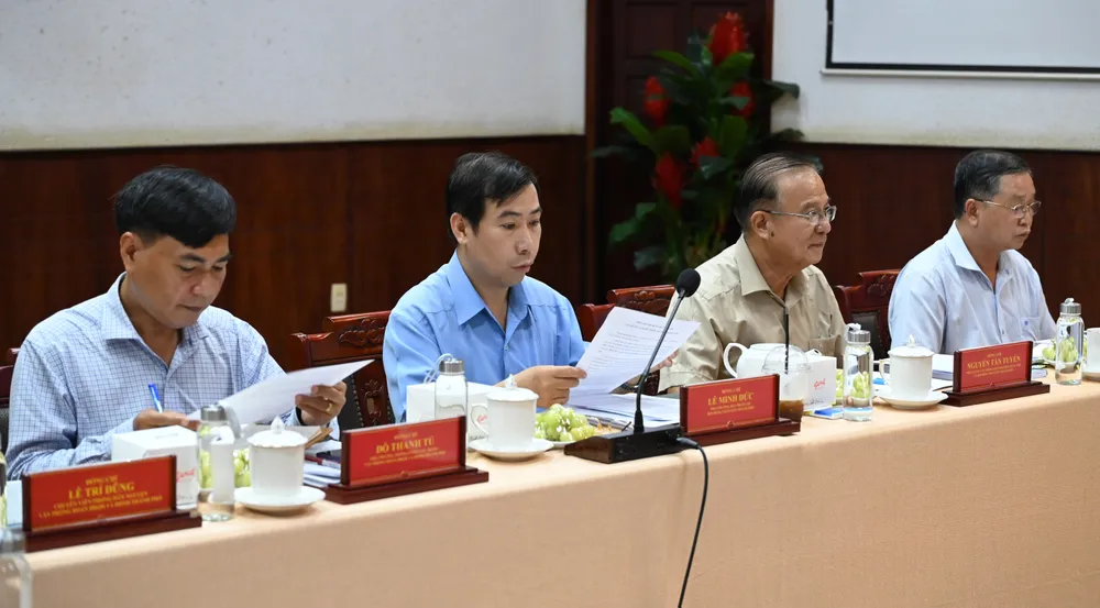 Các thành viên trong đoàn giám sát. Ảnh: VĂN MINH