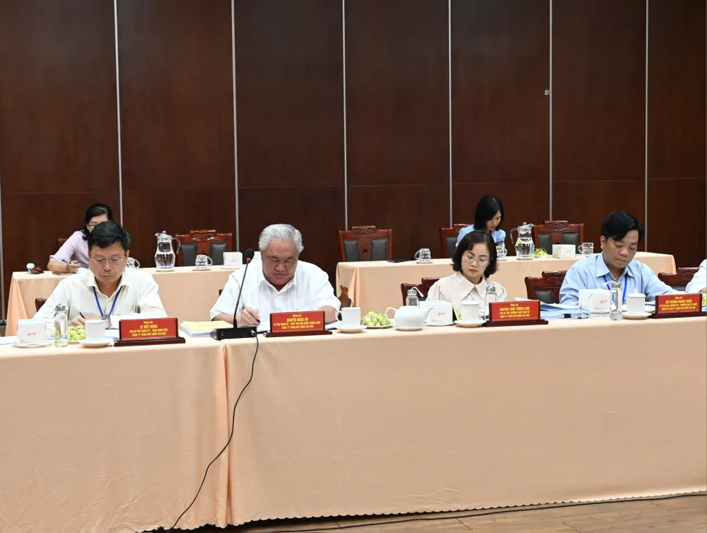 Bí thư Đảng ủy, Chủ tịch HĐTV Công ty TNHH MTV Dược Sài Gòn Nguyễn Ngọc Vũ tiếp đoàn giám sát. Ảnh: VĂN MINH