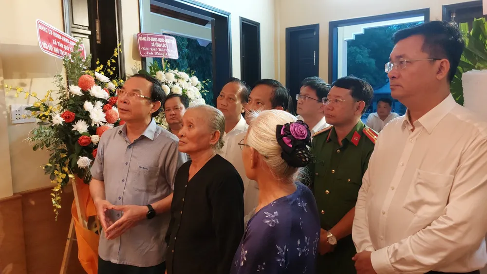 Bí thư Thành ủy TPHCM lắng nghe những nhân chứng lịch sử trực tiếp kể lại những câu chuyện khốc liệt trên vùng đất Vĩnh Lộc – vành đai lửa năm xưa Bí thư Thành ủy TPHCM lắng nghe những nhân chứng lịch sử trực tiếp kể lại những câu chuyện khốc liệt trên vùng đất Vĩnh Lộc – vành đai lửa năm xưa