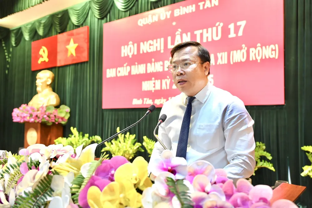 Bí thư Quận ủy quận Bình Tân Huỳnh Khắc Điệp tiếp thu ý kiến chỉ đạo của Chủ nhiệm Ủy ban Kiểm tra Thành ủy TPHCM và kết luận hội nghị. Ảnh: VĂN MINH