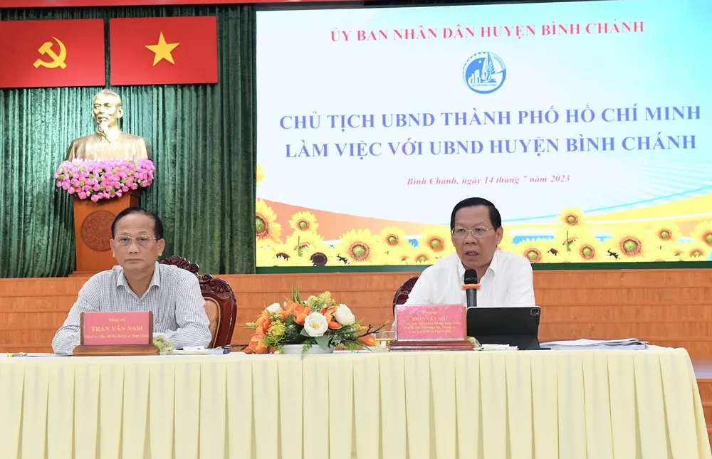 Chủ tịch UBND TPHCM Phan Văn Mãi làm việc với UBND huyện Bình Chánh chiều 14-7. Ảnh: VIỆT DŨNG
