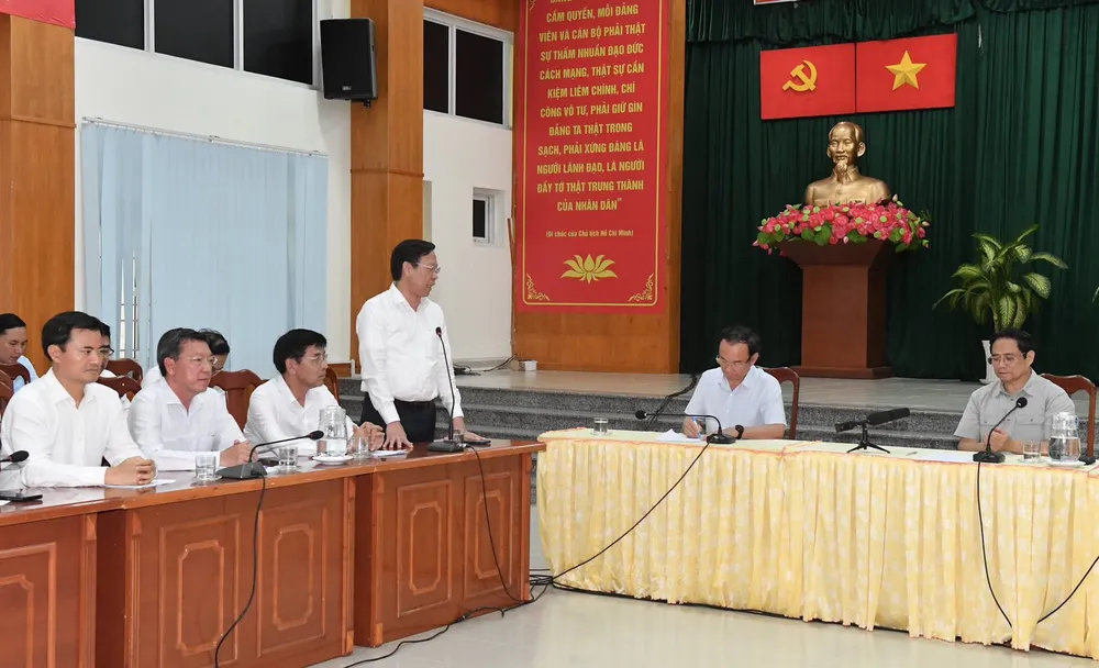 Chủ tịch UBND TPHCM Phan Văn Mãi thông tin với Thủ tướng về định hướng phát triển cũng như kế hoạch đầu tư cho huyện Cần Giờ trong tương lai. Ảnh: VIỆT DŨNG