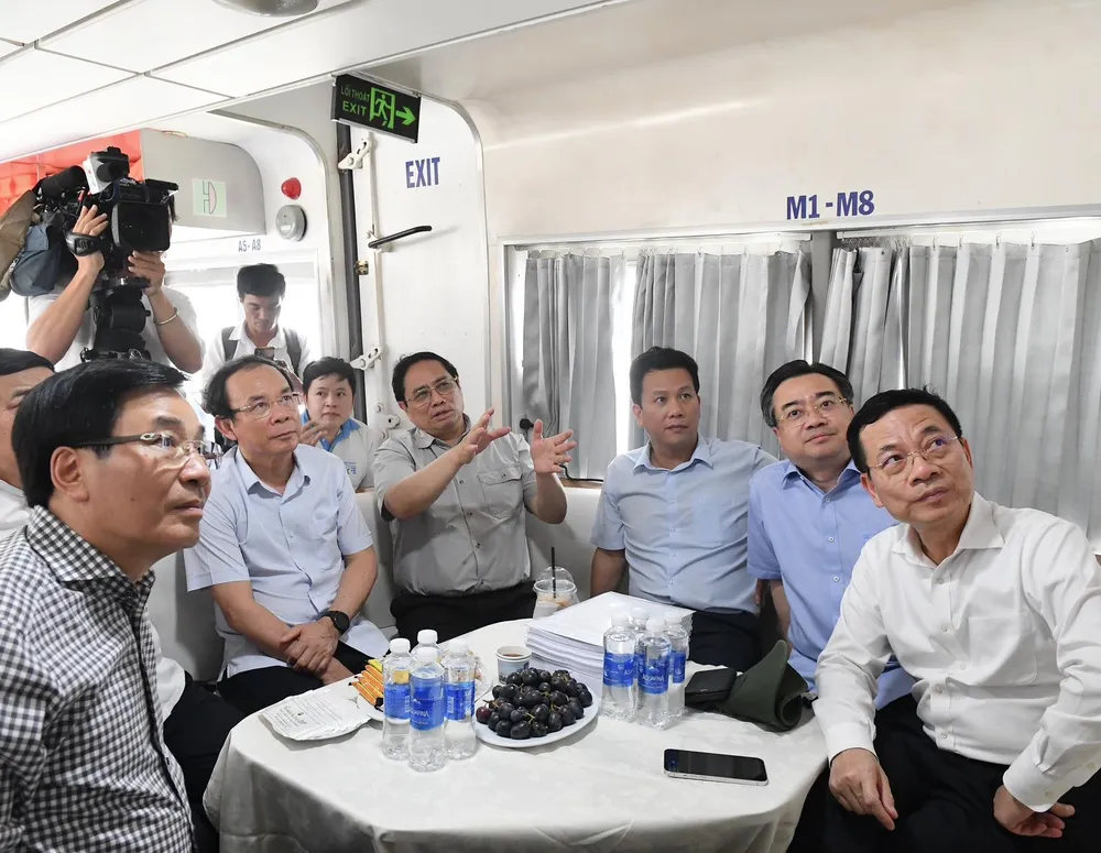 Trên tàu cao tốc đang di chuyển ra địa điểm dự kiến xây "siêu cảng" biển Cần Giờ, Thủ tướng Phạm Minh Chính, Bí thư Thành ủy TPHCM Nguyễn Văn Nên nghe thuyết minh dự án cảng biển. Ảnh: VIỆT DŨNG Trên tàu cao tốc đang di chuyển ra địa điểm dự kiến xây "siêu cảng" biển Cần Giờ, Thủ tướng Phạm Minh Chính, Bí thư Thành ủy TPHCM Nguyễn Văn Nên nghe thuyết minh dự án cảng biển. Ảnh: VIỆT DŨNG