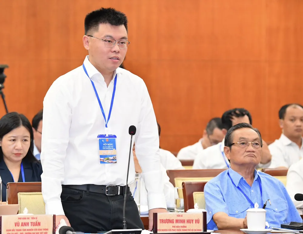 TS Trương Minh Huy Vũ phát biểu góp ý tại hội nghị. Ảnh: VIỆT DŨNG