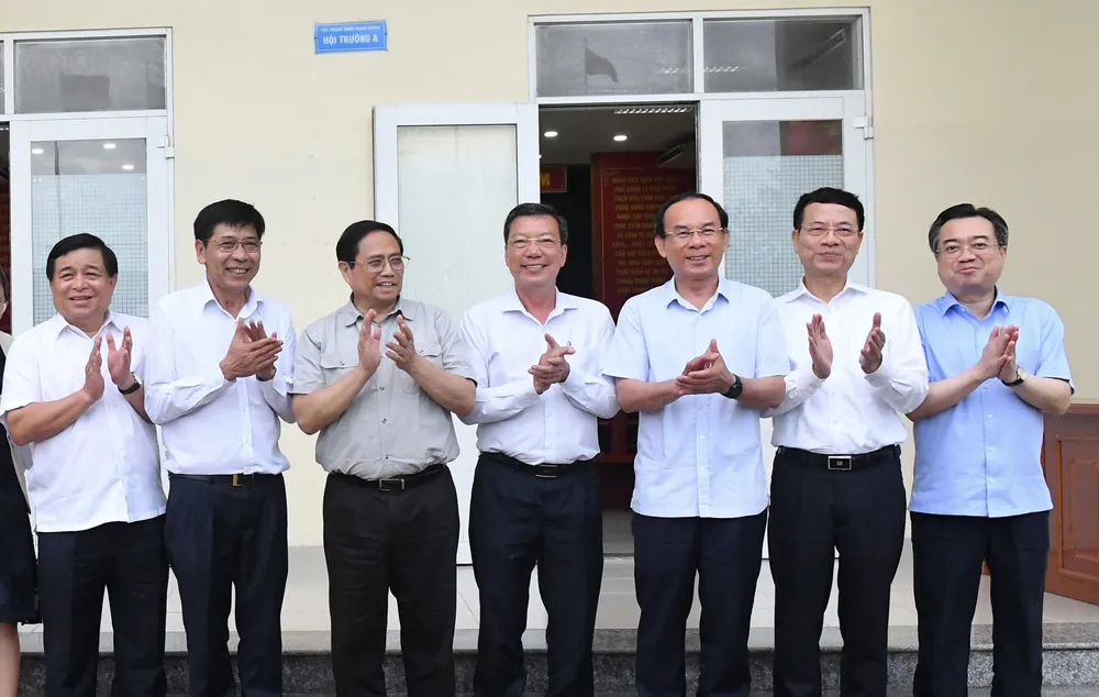 Thủ tướng Phạm Minh Chính, Bí thư Thành ủy TPHCM Nguyễn Văn Nên và đoàn công tác làm việc tại huyện Cần Giờ, chiều 18-7. Ảnh: VIỆT DŨNG