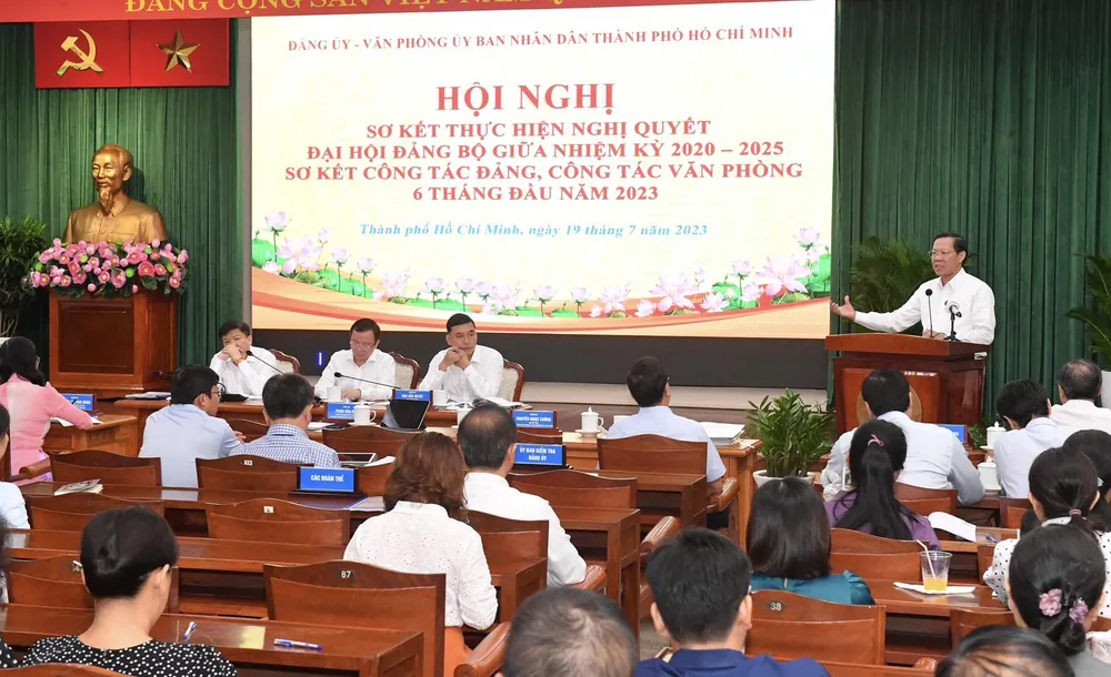 Đảng ủy - Văn phòng UBND TPHCM tổ chức hội nghị sơ kết giữa nhiệm kỳ. Ảnh: VIỆT DŨNG