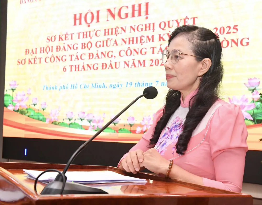 Phó Bí thư Thường trực Đảng ủy Khối Dân - Chính - Đảng TPHCM Nguyễn Thị Kim Dung phát biểu tại hội nghị. Ảnh: VIỆT DŨNG