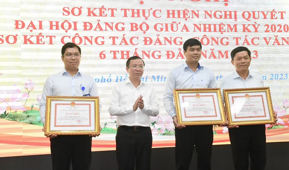 Bí thư Đảng ủy, Chánh Văn phòng UBND TPHCM Đặng Quốc Toàn trao Bằng khen của Chủ tịch UBND TPHCM cho các cá nhân có thành tích xuất sắc trong công tác. Ảnh: VIỆT DŨNG