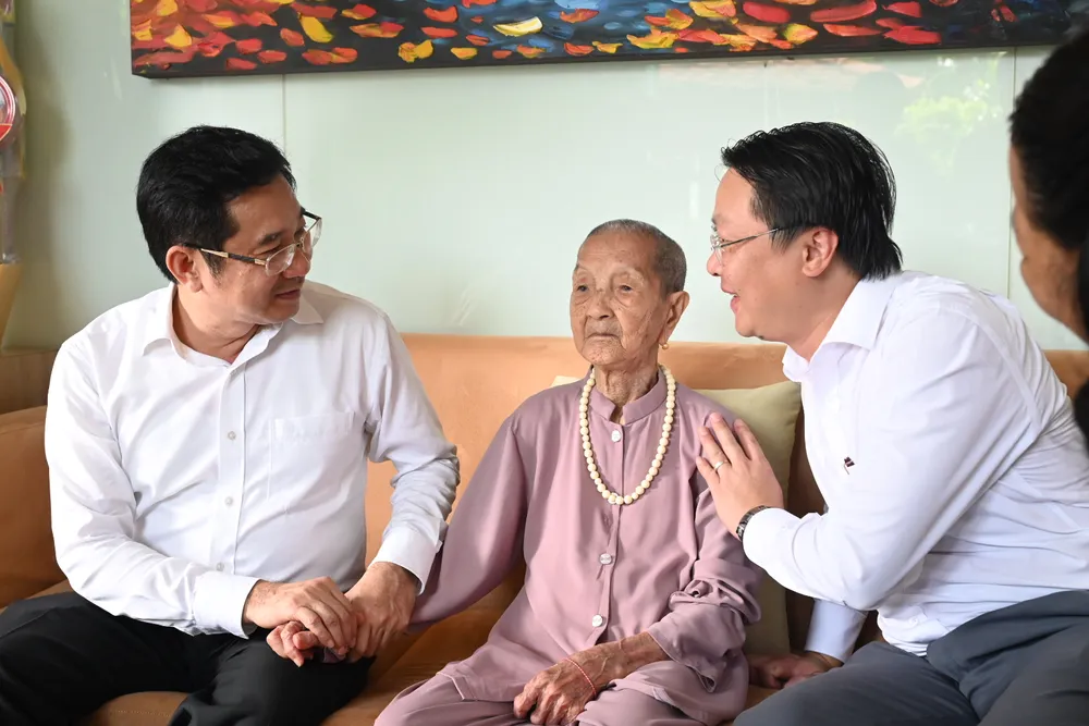 Chủ nhiệm Ủy ban Kiểm tra Thành ủy TPHCM thăm Mẹ Việt Nam Anh hùng Trần Thị Nho. Ảnh: VĂN MINH