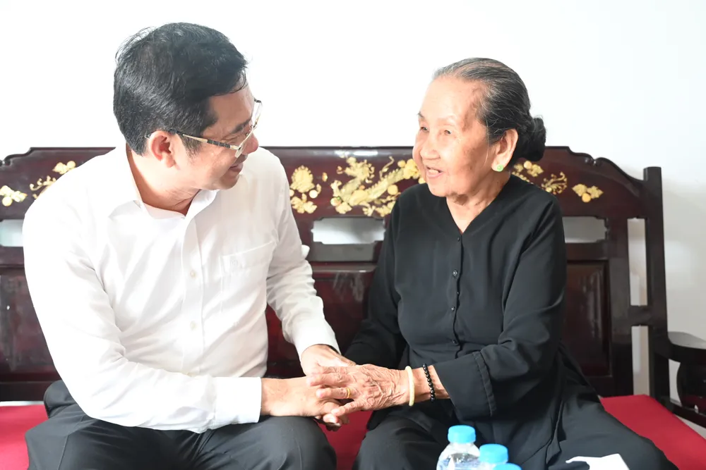 Đồng chí Dương Ngọc Hải thăm bà Trần Thị Mướt (vợ liệt sĩ). Ảnh: VĂN MINH