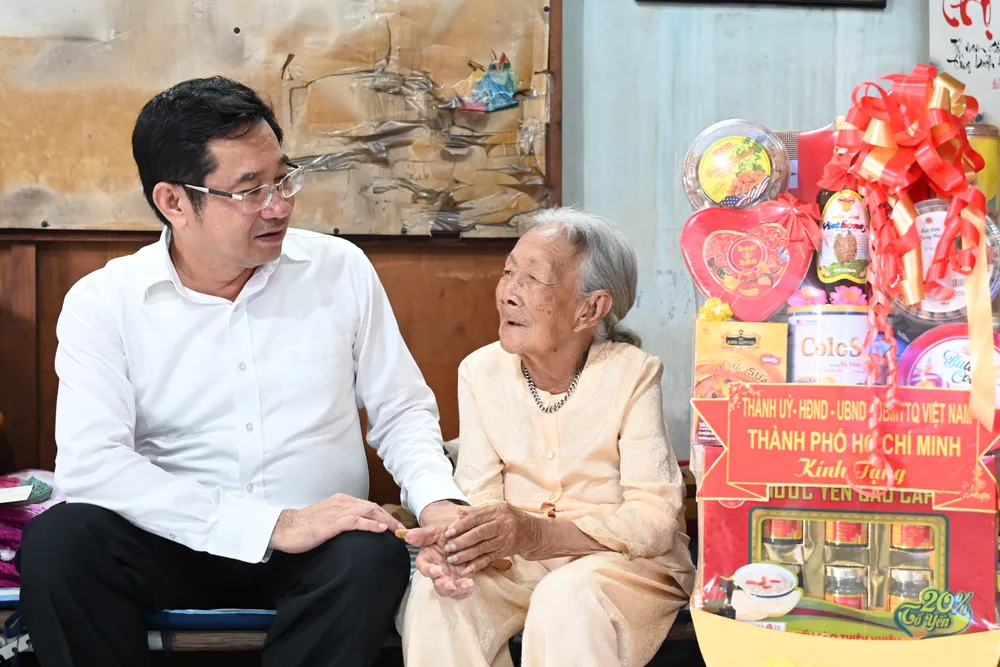 Chủ nhiệm Ủy ban Kiểm tra Thành ủy TPHCM thăm bà Phạm Thị Hồng (mẹ liệt sĩ). Ảnh: VĂN MINH