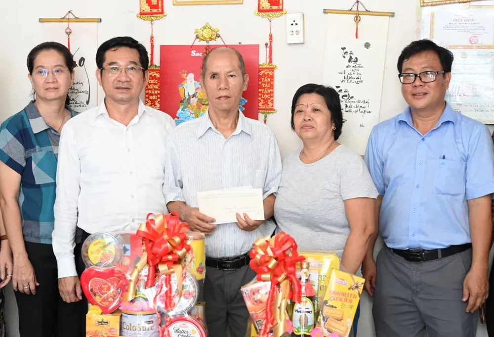 Đoàn đến thăm thương binh Phạm Văn Phước và gia đình. Ảnh: VĂN MINH