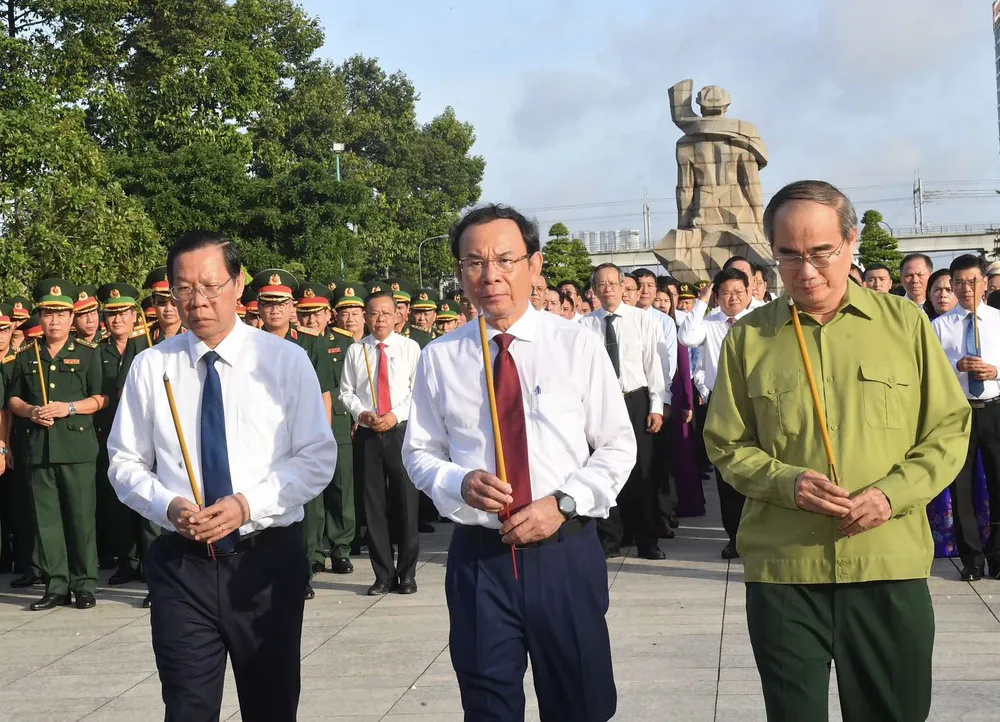 Bí thư Thành ủy TPHCM Nguyễn Văn Nên và nguyên Bí thư Thành ủy TPHCM Nguyễn Thiện Nhân, Chủ tịch UBND TPHCM Phan Văn Mãi dâng hương. Ảnh: VIỆT DŨNG