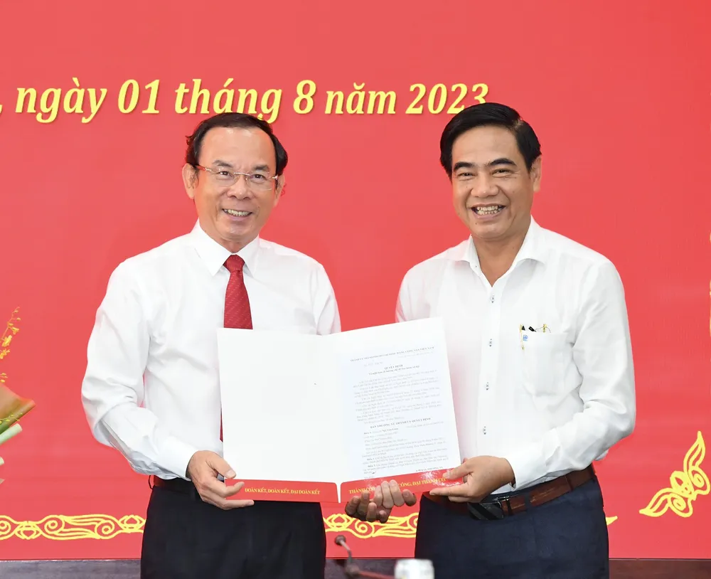 Bí thư Thành ủy TPHCM Nguyễn Văn Nên trao quyết định nghỉ hưu cho đồng chí Ngô Văn Luận. Ảnh: VIỆT DŨNG