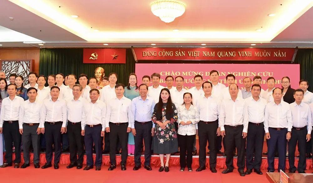 Ban Thường vụ Thành ủy TPHCM tiếp đoàn nghiên cứu thực tế của Ban Thường vụ Tỉnh ủy Vĩnh Phúc. Ảnh: VIỆT DŨNG