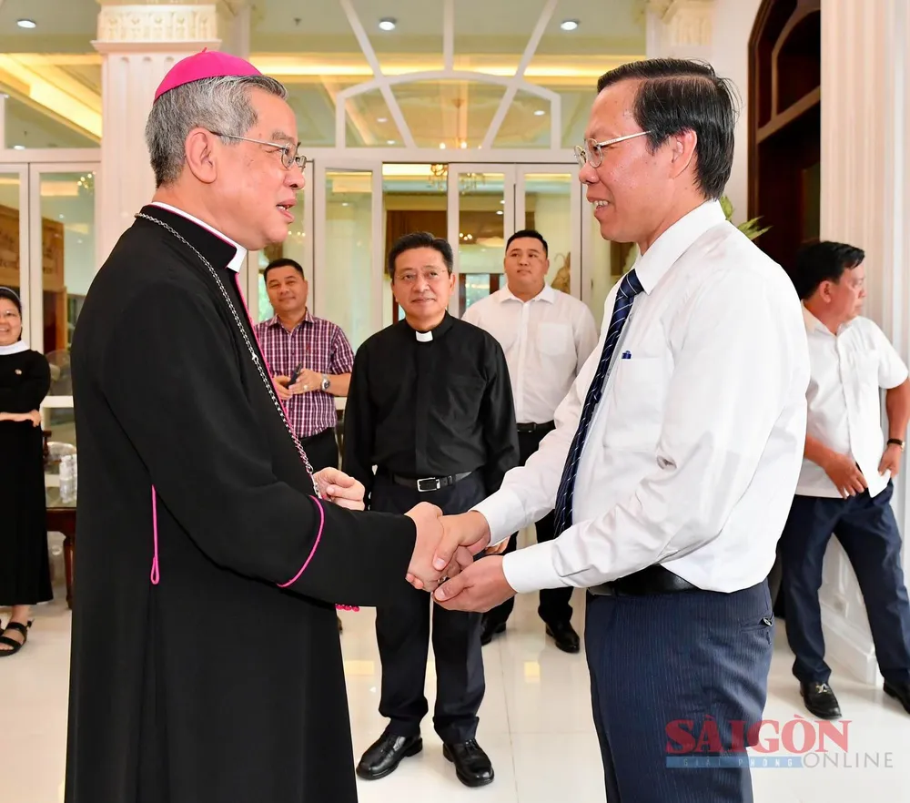 Chủ tịch UBND TPHCM Phan Văn Mãi trò chuyện với Đức Tổng Giám mục Giuse Nguyễn Năng. Ảnh: VIỆT DŨNG Chủ tịch UBND TPHCM Phan Văn Mãi trò chuyện với Đức Tổng Giám mục Giuse Nguyễn Năng. Ảnh: VIỆT DŨNG