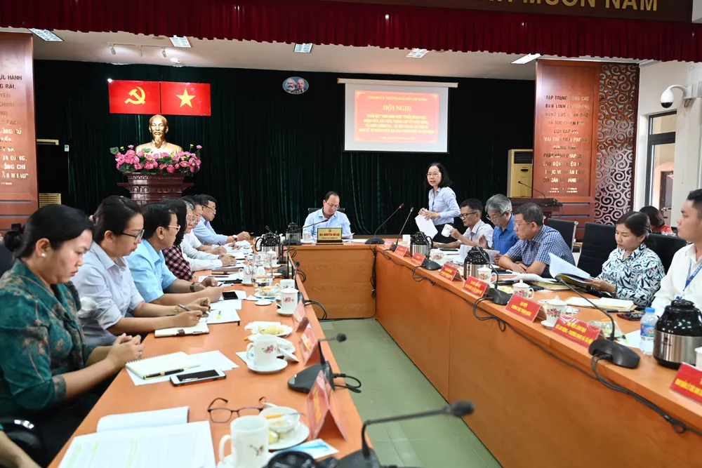 Đoàn khảo sát của Thành ủy TPHCM làm việc với Huyện ủy huyện Củ Chi. Ảnh: VĂN MINH