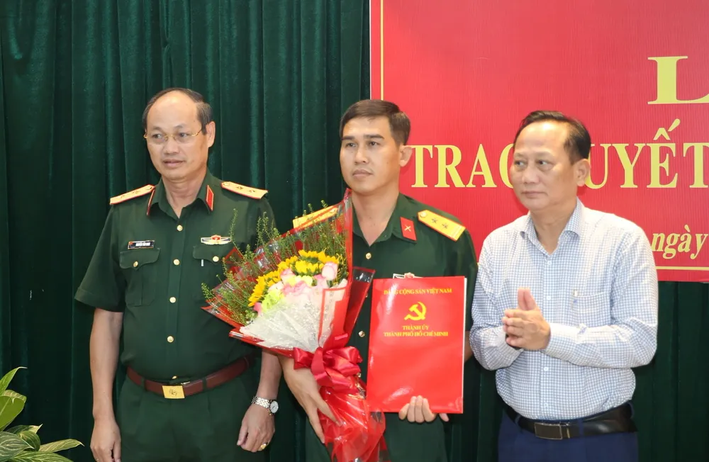 Trung tướng Nguyễn Văn Nam, Tư lệnh Bộ Tư lệnh TPHCM và Bí thư Huyện ủy huyện Bình Chánh Trần Văn Nam tặng hoa chúc mừng