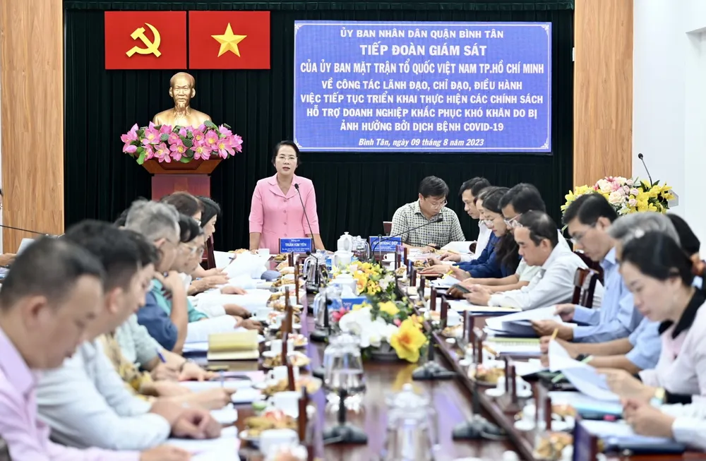 Chủ tịch Ủy ban MTTQ Việt Nam TPHCM Trần Kim Yến chủ trì buổi giám sát. Ảnh: VĂN MINH