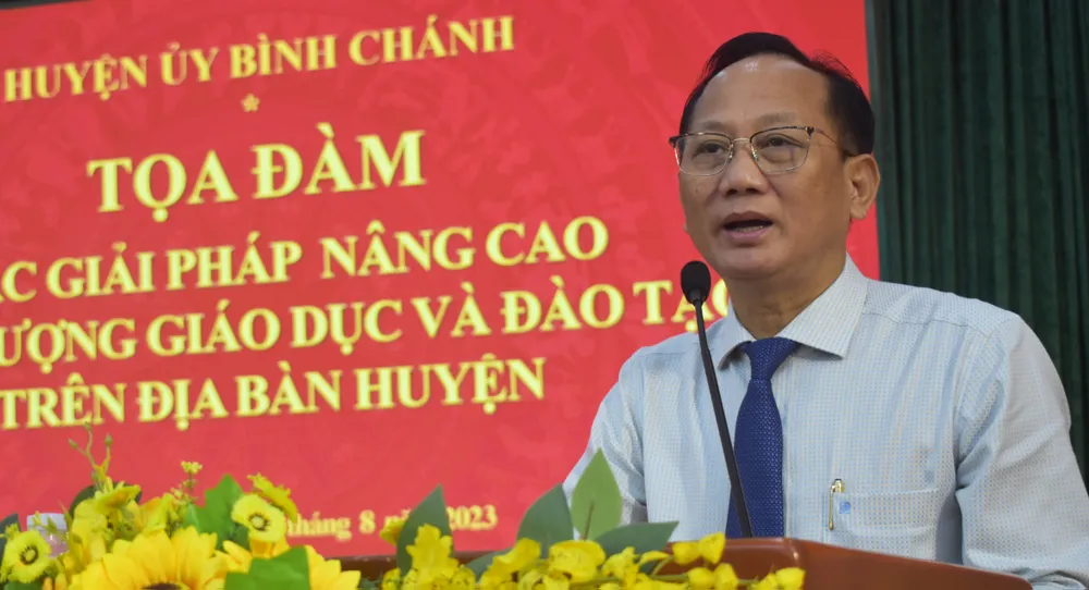 Bí thư Huyện ủy huyện Bình Chánh Trần Văn Nam nhấn mạnh đến việc huy động nguồn lực xã hội cho giáo dục huyện nhà. Ảnh: DUY PHONG