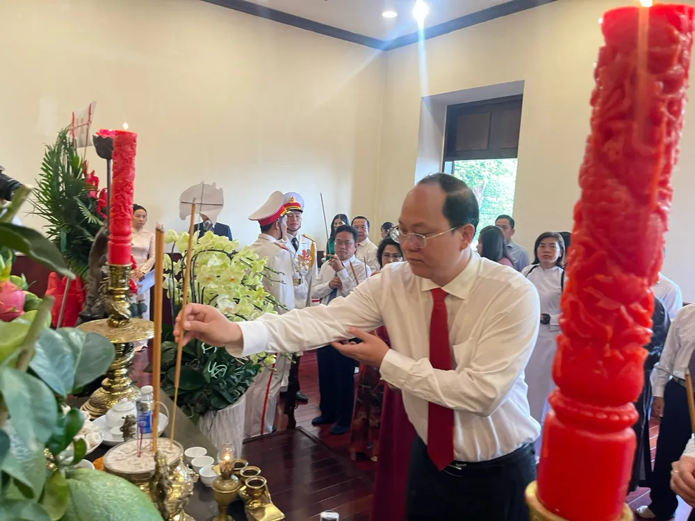 Phó Bí thư Thành ủy TPHCM Nguyễn Hồ Hải dâng nén hương thơm tưởng nhớ Chủ tịch Hồ Chí Minh. Ảnh: HOÀNG HÙNG Phó Bí thư Thành ủy TPHCM Nguyễn Hồ Hải dâng nén hương thơm tưởng nhớ Chủ tịch Hồ Chí Minh. Ảnh: HOÀNG HÙNG