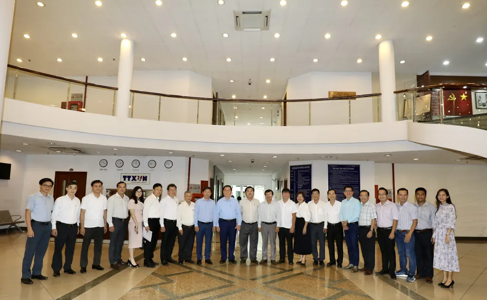 Trưởng Ban Tuyên giáo Trung ương Nguyễn Trọng Nghĩa đến thăm và làm việc tại Cơ quan Thông tấn xã Việt Nam khu vực phía Nam. Ảnh: DŨNG PHƯƠNG