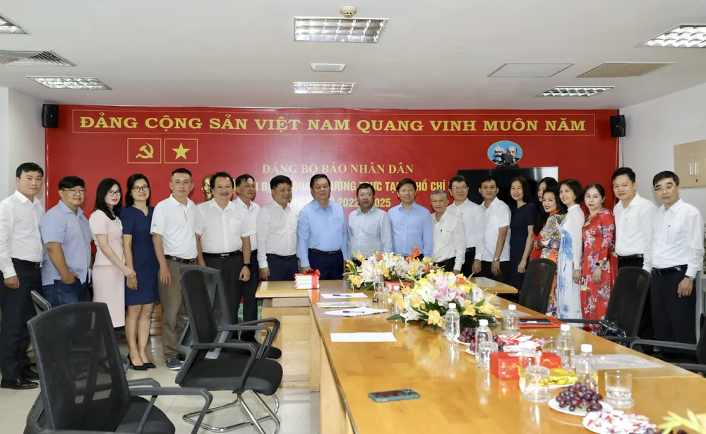 Trưởng Ban Tuyên giáo Trung ương đến thăm và làm việc tại Cơ quan Thường trực Báo Nhân Dân. Ảnh: DŨNG PHƯƠNG