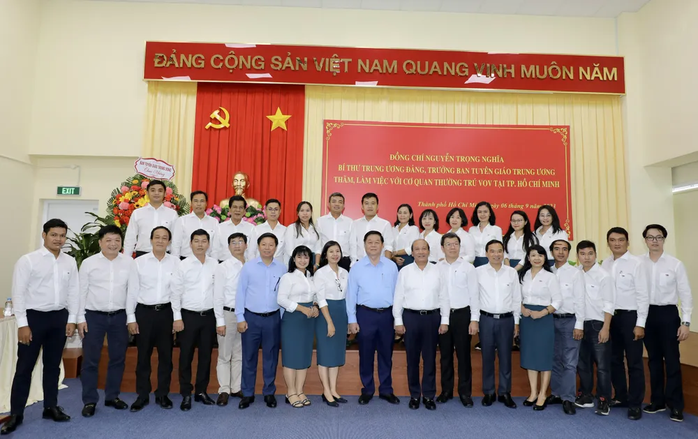 Trưởng Ban Tuyên giáo Trung ương đến thăm, làm việc tại Cơ quan thường trú Đài Tiếng nói Việt Nam tại TPHCM. Ảnh: DŨNG PHƯƠNG