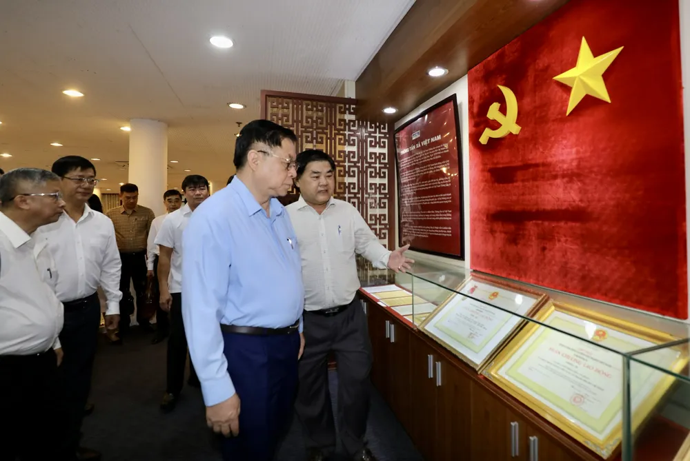 Trưởng Ban Tuyên giáo Trung ương Nguyễn Trọng Nghĩa tham quan phòng truyền thống của Cơ quan Thông tấn xã Việt Nam khu vực phía Nam. Ảnh: DŨNG PHƯƠNG