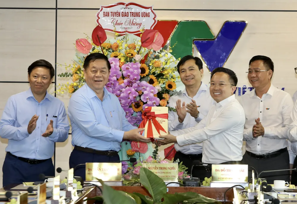 Trưởng Ban Tuyên giáo Trung ương đến thăm và làm việc tại Trung tâm Đài truyền hình Việt Nam tại TPHCM. Ảnh: DŨNG PHƯƠNG