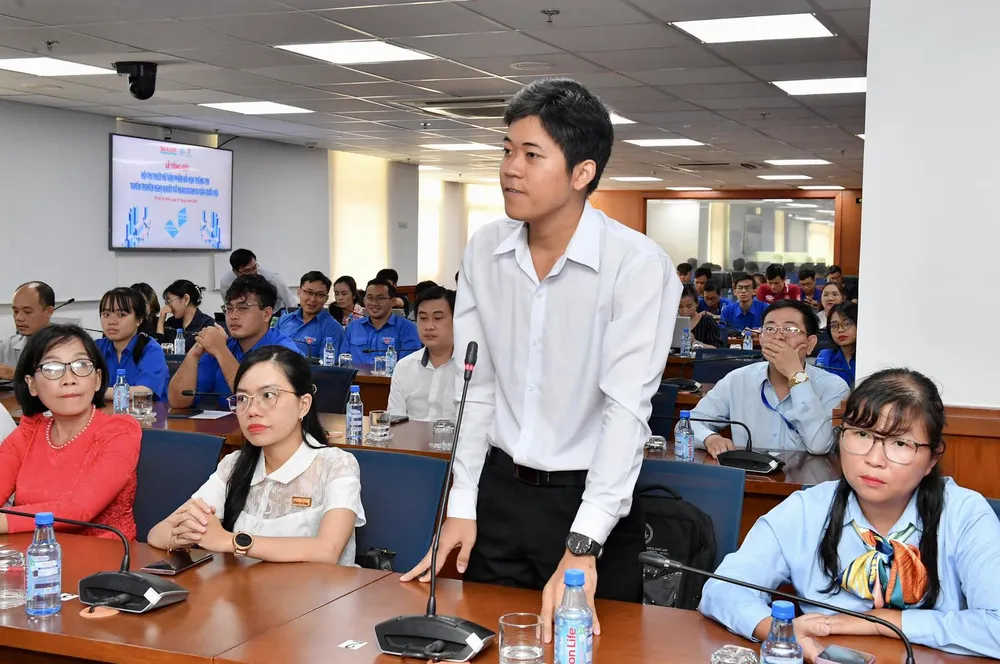 Bạn Trần Lê Trọng Văn đến từ Đoàn Trường ĐH Kinh tế - Luật, ĐHQG TPHCM (đoạt giải nhất bảng C) chia sẻ trong buổi lễ. Ảnh: VIỆT DŨNG