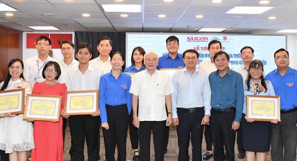 Trưởng Ban Tuyên giáo Thành ủy TPHCM Phan Nguyễn Như Khuê, Giám đốc Sở TT-TT Lâm Đình Thắng, Bí thư Thành đoàn TPHCM Phan Thị Thanh Phương và Tổng Biên tập Báo SGGP Tăng Hữu Phong trao giải cho các giả đoạt giải. Ảnh: VIỆT DŨNG