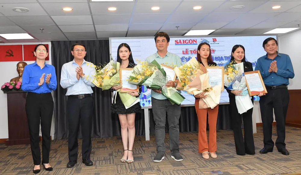 Ban Tổ chức trao thư và hoa cảm ơn các đơn vị tài trợ, đồng hành với hội thi. Ảnh: VIỆT DŨNG