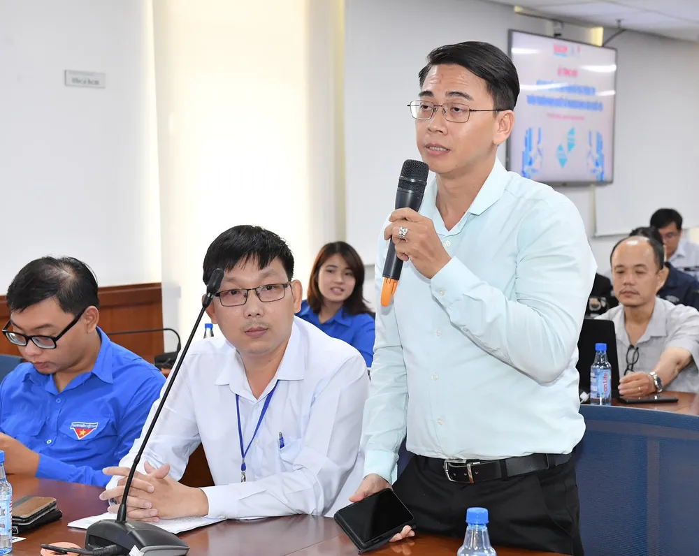 Đến từ Tạp chí Khoa học Phổ thông, anh Trần Hồng Ân (giải Nhì bảng A) tham gia hội thi qua thể loại infographic và mong qua tác phẩm góp phần nhỏ hiện thực hóa Nghị quyết 98. Ảnh: VIỆT DŨNG