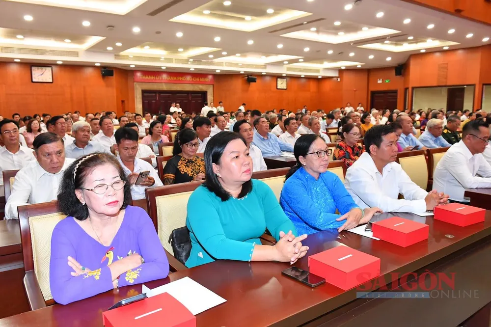 Các đồng chí Bí thư Chi bộ khu phố, ấp tiêu biểu cấp thành phố. Ảnh: VIỆT DŨNG Các đồng chí Bí thư Chi bộ khu phố, ấp tiêu biểu cấp thành phố. Ảnh: VIỆT DŨNG