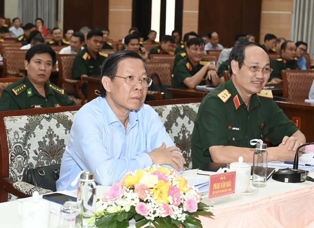 Chủ tịch UBND TPHCM Phan Văn Mãi và Tư lệnh Bộ Tư lệnh TPHCM Nguyễn Văn Nam tại hội nghị. Ảnh: VIỆT DŨNG