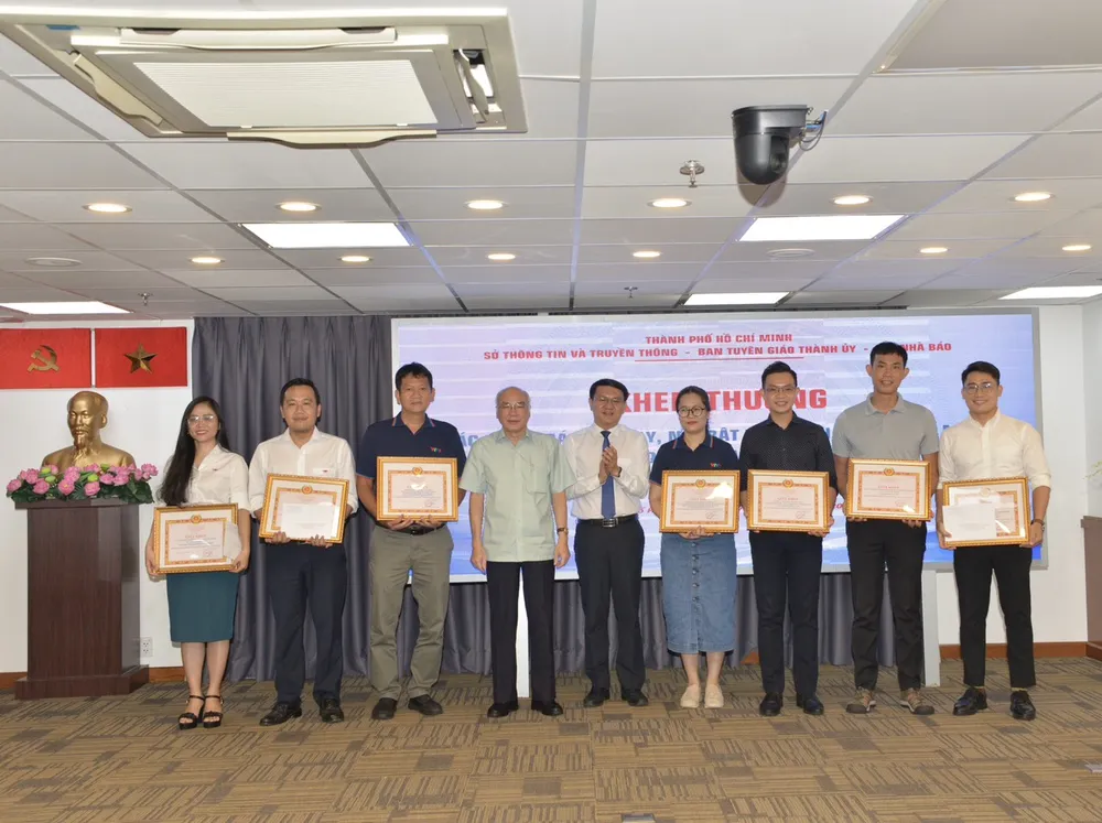 Trưởng Ban Tuyên giáo Thành ủy TPHCM Phan Nguyễn Như Khuê và Giám đốc Sở TT-TT TPHCM Lâm Đình Thắng trao khen thưởng cho các tác giả, nhóm tác giả. Ảnh: CAO THĂNG Trưởng Ban Tuyên giáo Thành ủy TPHCM Phan Nguyễn Như Khuê và Giám đốc Sở TT-TT TPHCM Lâm Đình Thắng trao khen thưởng cho các tác giả, nhóm tác giả. Ảnh: CAO THĂNG