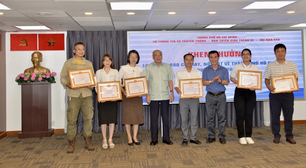 Trưởng Ban Tuyên giáo Thành ủy TPHCM Phan Nguyễn Như Khuê và Phó Chủ tịch Thường trực Hội Nhà báo TPHCM Dương Vũ Thông trao khen thưởng cho tác giả, nhóm tác giả. Ảnh: CAO THĂNG Trưởng Ban Tuyên giáo Thành ủy TPHCM Phan Nguyễn Như Khuê và Phó Chủ tịch Thường trực Hội Nhà báo TPHCM Dương Vũ Thông trao khen thưởng cho tác giả, nhóm tác giả. Ảnh: CAO THĂNG