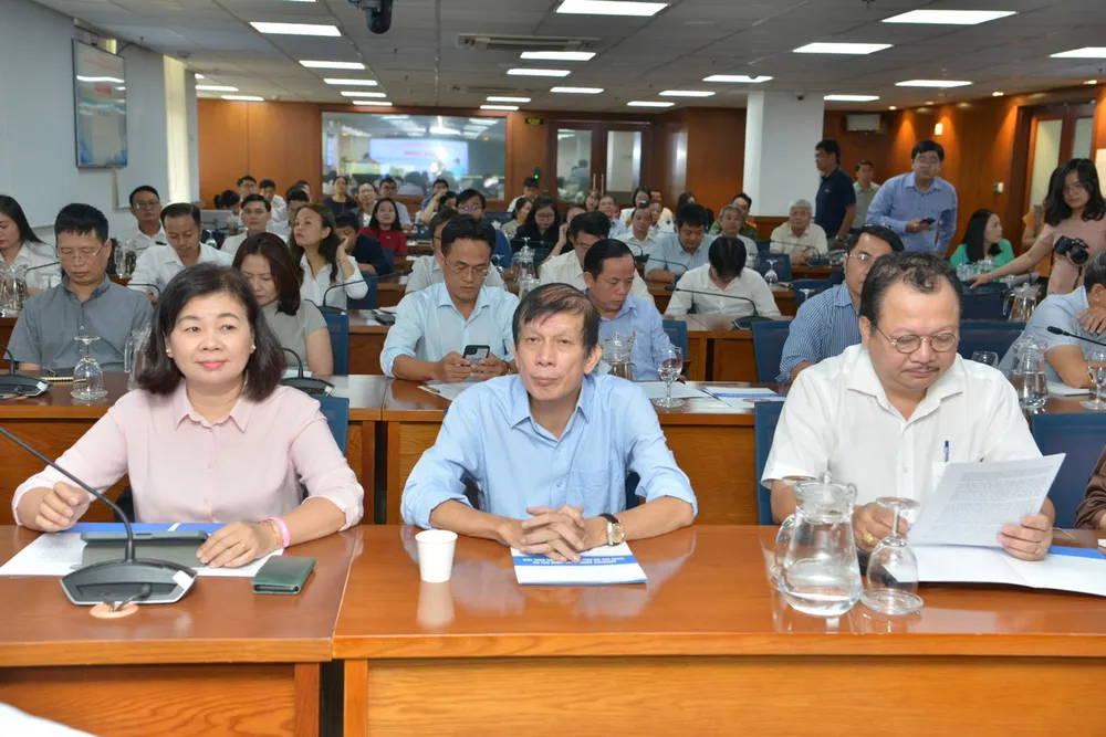 Phó Tổng Biên tập Báo SGGP Nguyễn Khắc Văn và Tổng Biên tập Báo Phụ nữ TPHCM Lý Việt Trung cùng lãnh đạo các cơ quan báo chí Trung ương và TPHCM dự buổi khen thưởng. Ảnh: CAO THĂNG Phó Tổng Biên tập Báo SGGP Nguyễn Khắc Văn và Tổng Biên tập Báo Phụ nữ TPHCM Lý Việt Trung cùng lãnh đạo các cơ quan báo chí Trung ương và TPHCM dự buổi khen thưởng. Ảnh: CAO THĂNG