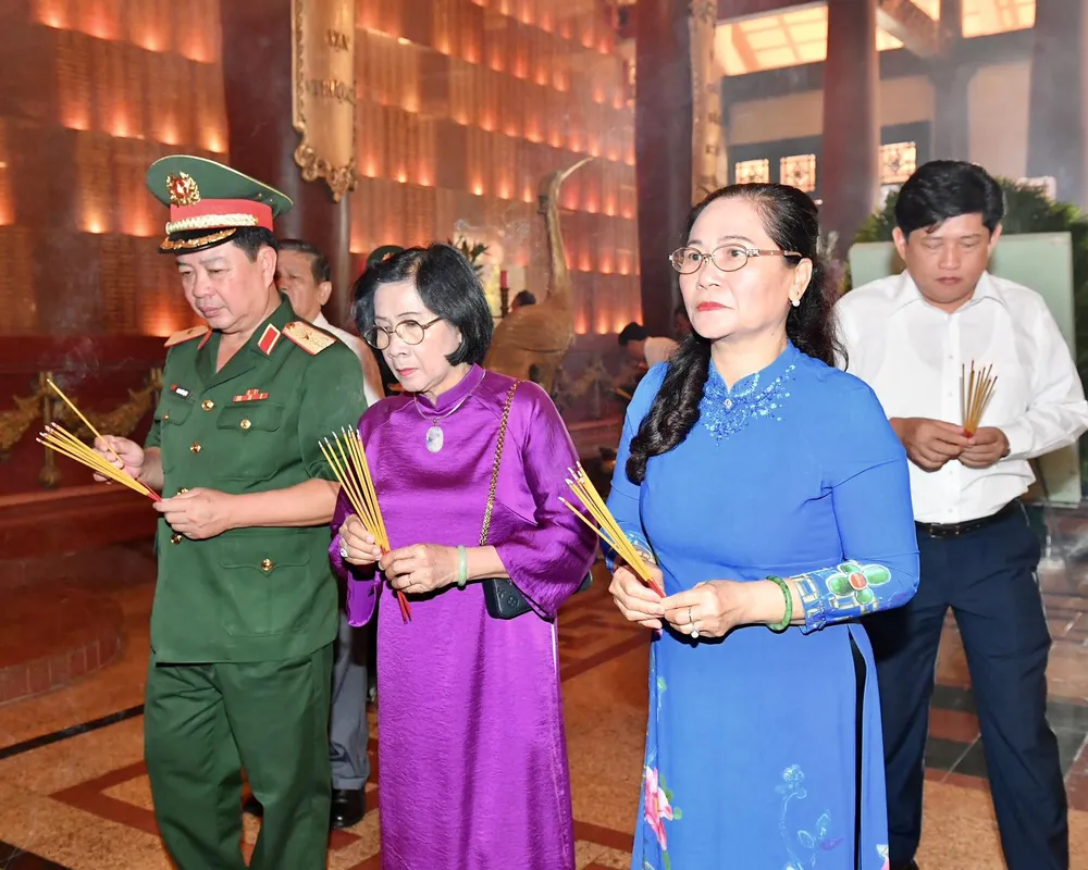 Nguyên Phó Bí thư Thành ủy TPHCM Nguyễn Thị Thu Hà cùng Phó Bí thư Thành ủy, Chủ tịch HĐND TPHCM Nguyễn Thị Lệ dâng hương tưởng nhớ các anh hùng liệt sĩ. Ảnh: VIỆT DŨNG Nguyên Phó Bí thư Thành ủy TPHCM Nguyễn Thị Thu Hà cùng Phó Bí thư Thành ủy, Chủ tịch HĐND TPHCM Nguyễn Thị Lệ dâng hương tưởng nhớ các anh hùng liệt sĩ. Ảnh: VIỆT DŨNG