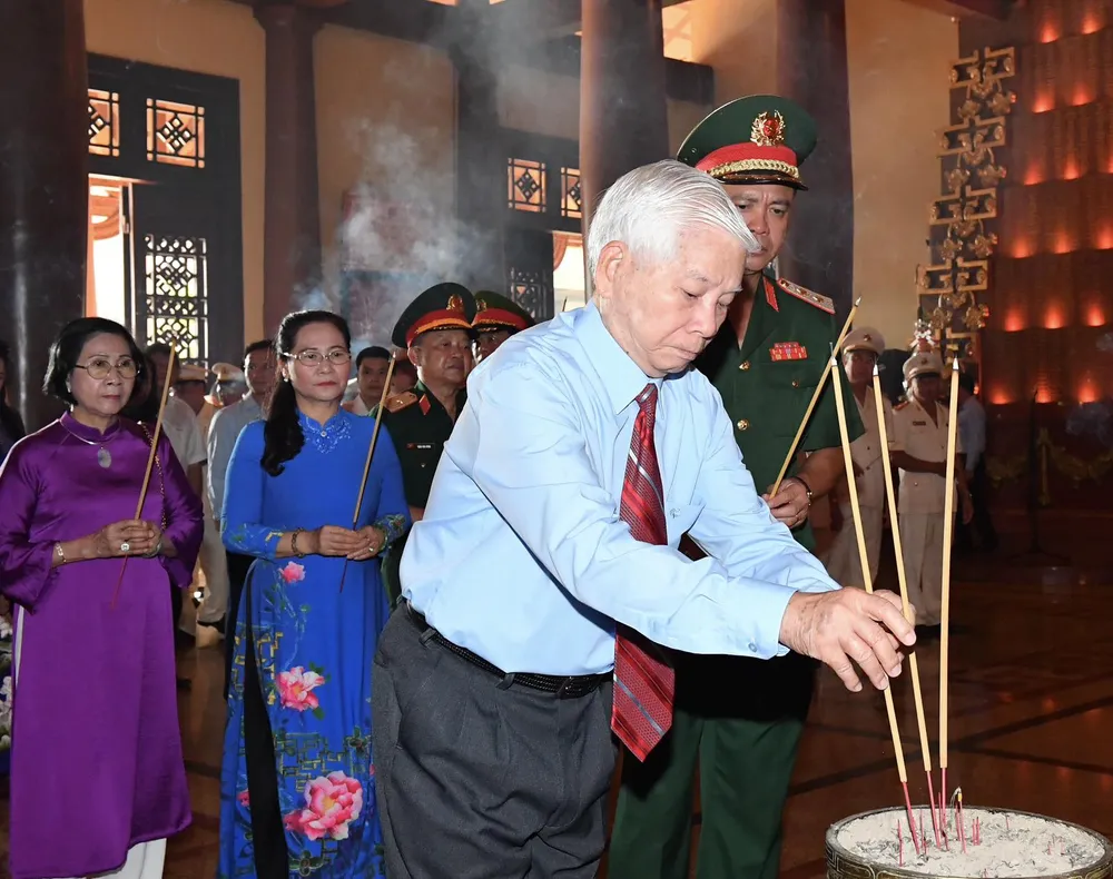 Nguyên Chủ tịch nước Nguyễn Minh Triết dâng nén hương thơm tưởng nhớ các anh hùng liệt sĩ. Ảnh: VIỆT DŨNG Nguyên Chủ tịch nước Nguyễn Minh Triết dâng nén hương thơm tưởng nhớ các anh hùng liệt sĩ. Ảnh: VIỆT DŨNG